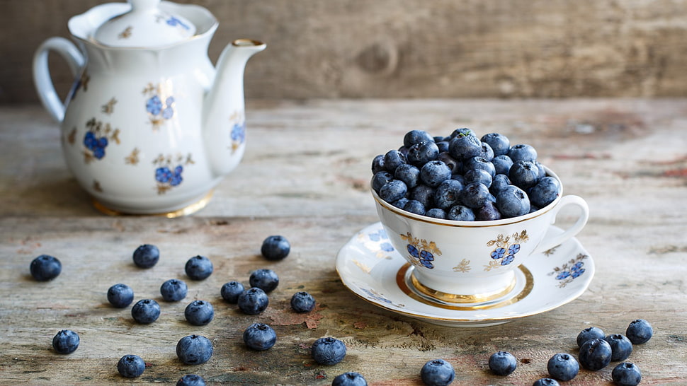 black berries, cup, tea, wooden surface, fruit HD wallpaper