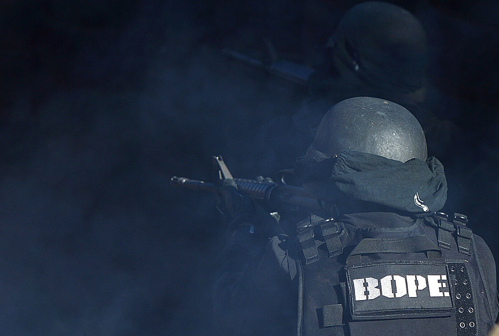 black m1 helmet and carbine rifle, police, Rio de Janeiro, special forces, Brazilian HD wallpaper