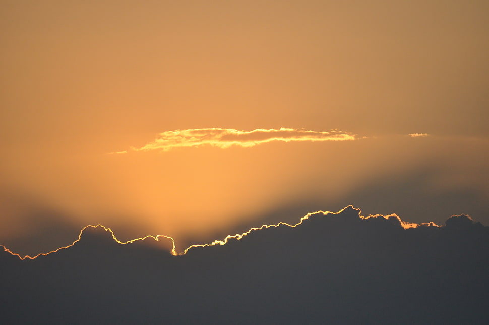 cirrus cloud during golden hour HD wallpaper