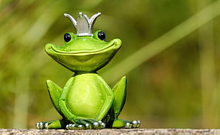 selective focus of green king frog figurine