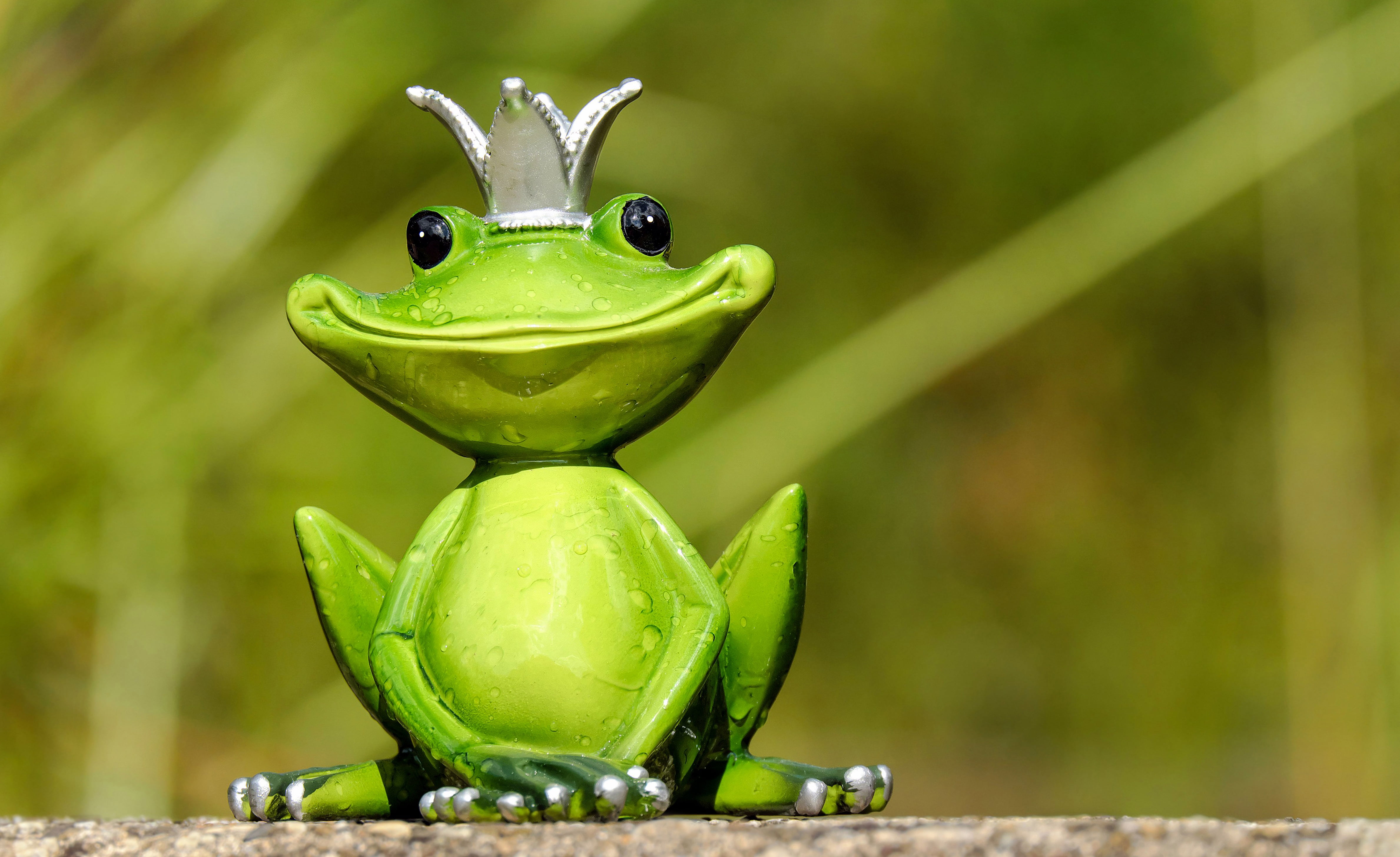 Tượng ếch vua xanh trên nền tường cực kỳ đáng yêu và độc đáo. Nhìn những chi tiết nhỏ xinh trên tượng, bạn sẽ không thể nhịn được cười trước vẻ đáng yêu của chú ếch vua xanh này. Hình ảnh này sẽ đem lại cho bạn cảm giác vui tươi và tươi mới, và là lựa chọn hoàn hảo để trang trí không gian sống của bạn.