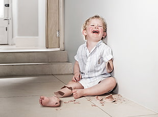 boy crying on the floor HD wallpaper